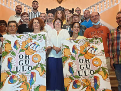 El Ayuntamiento presenta el cartel del Orgullo 2022 de Ana Jarén en el que combina diversidad y tradición a partir de elementos sevillanos