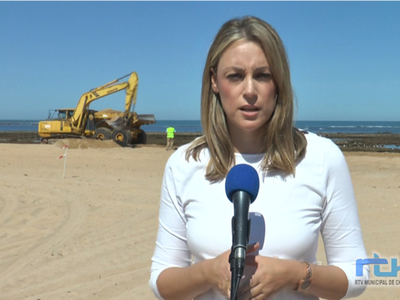 María Naval: Chipiona se ahorra 20.000 euros con la nivelación de la arena de la Cruz del Mar que realiza Costas