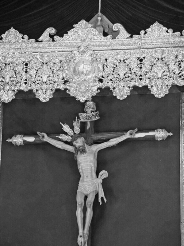 Crucifixión de Jesús en un altar con ornamentación ornamental y dorada