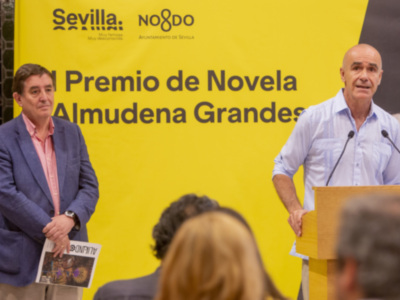 El Ayuntamiento de Sevilla convoca el Premio Almudena Grandes en agradecimiento al “compromiso” que practicó en su vida