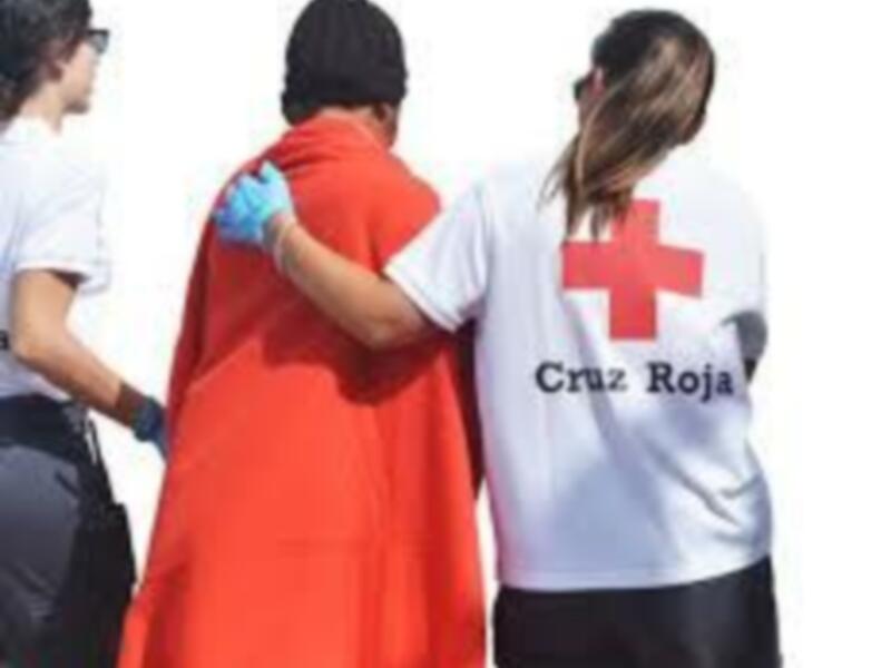 Voluntarios de Cruz Roja brindando asistencia médica en un evento de emergencia.