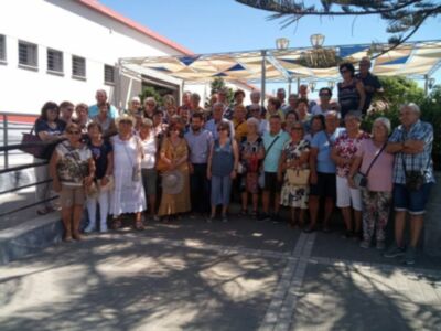 52 personas mayores de Rota visitan el Centro de Interpretación ‘Rocío Jurado’ en una jornada turística en Chipiona