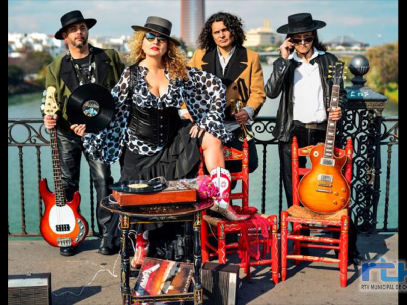 Un grupo de músicos en un puente con instrumentos musicales.