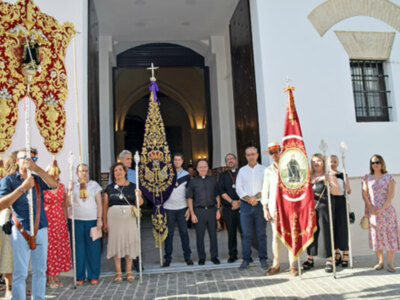 La Hermandad de Jesús de Alcalá del Río hizo entrega de  la medalla e insignia de la Hermandad a los peregrinos de la romería de San Benito Abad.