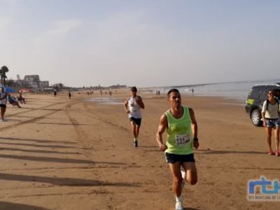 El chipionero Samuel Lorenzo se impone en la Carrera Popular Playa de Regla con Virginia Carrasco como primera fémina