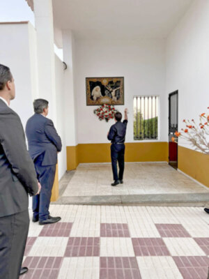 Bendición del retablo de los titulares de la Hermandad de la Vera-cruz de Alcalá en el cementerio municipal.