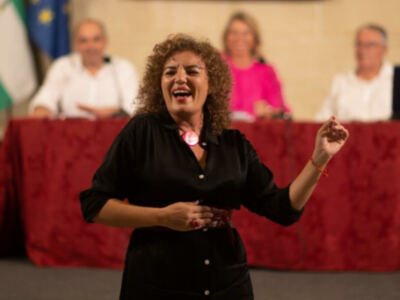 Brillante actuación musical de Paz de Alarcon en la Feria del Libro de Jerez 2022