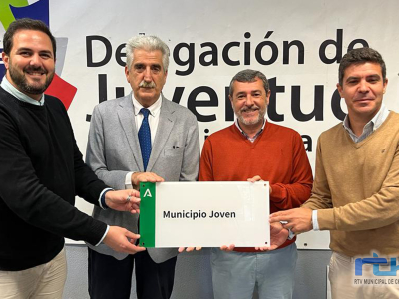 Entrega de placas del programa 'Municipio Joven' en Chipiona.