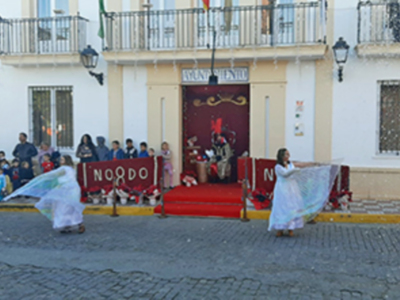 Los niños/as entrega sus cartas al cartero Real en el Ayuntamiento Ilipense