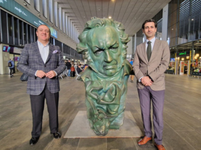 La Estación de Santa Justa alberga un ‘cabezón’ de los Premios Goya que recibirá a visitantes y viajeros