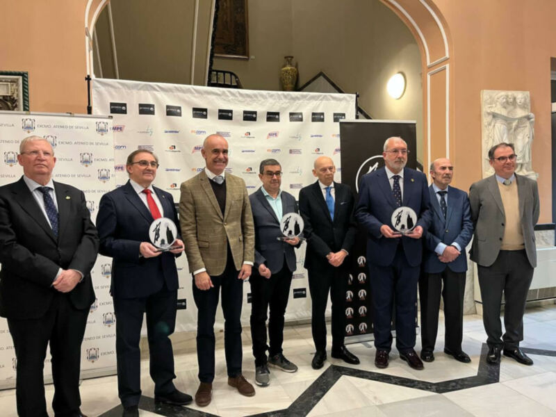 Premios en el Ateneo de Sevilla con representantes de MPE y otras entidades.