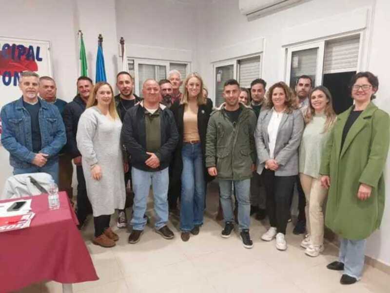 Equipo político posando en una reunión local.
