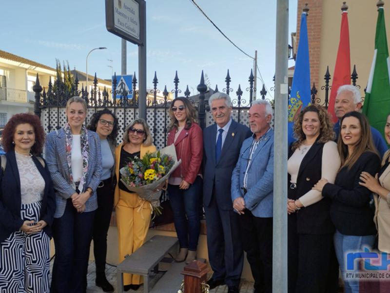 Celebración de un evento público con autoridades y ciudadanos en Chipiona, España.