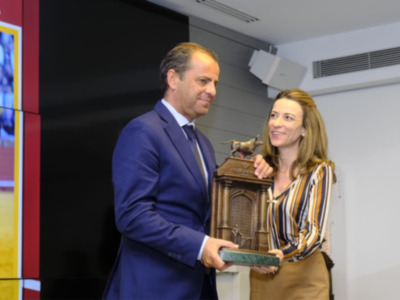 El director general de Canal Sur, Juande Mellado, recoge el premio de la Caja Rural a la institución más destacada en el apoyo y promoción de la Fiest