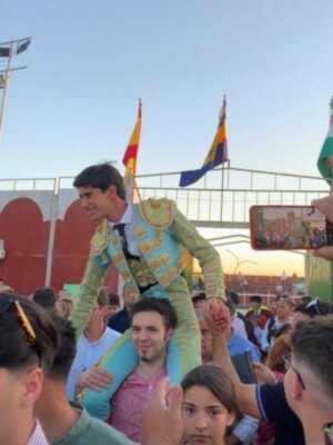 La plaza de toros de Villarrasa (Huelva) fue testigo ayer tarde del debut como novillero del corteganés Juan Antonio Vázquez,