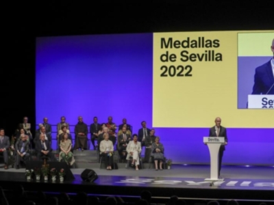 Lluvia de medallas de la ciudad de Sevilla en pleno año electoral, con Paz Vega como Hija Predilecta