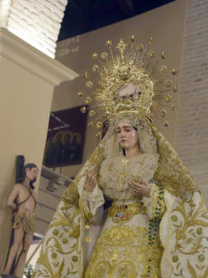 Solemne bajada de los titulares de la Hermandad de la Vera-cruz Ilipense