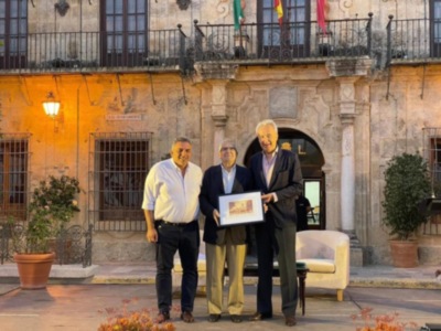 Presentados en Lora del Río las biografías de sus dos hijos predilectos Gracia Montes y el catedrático emérito de literatura Rogelio Reyes
