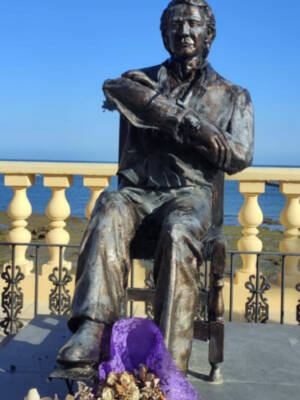 La escultura de Manolo Sanlúcar  víctima del vandalismo en Chipiona