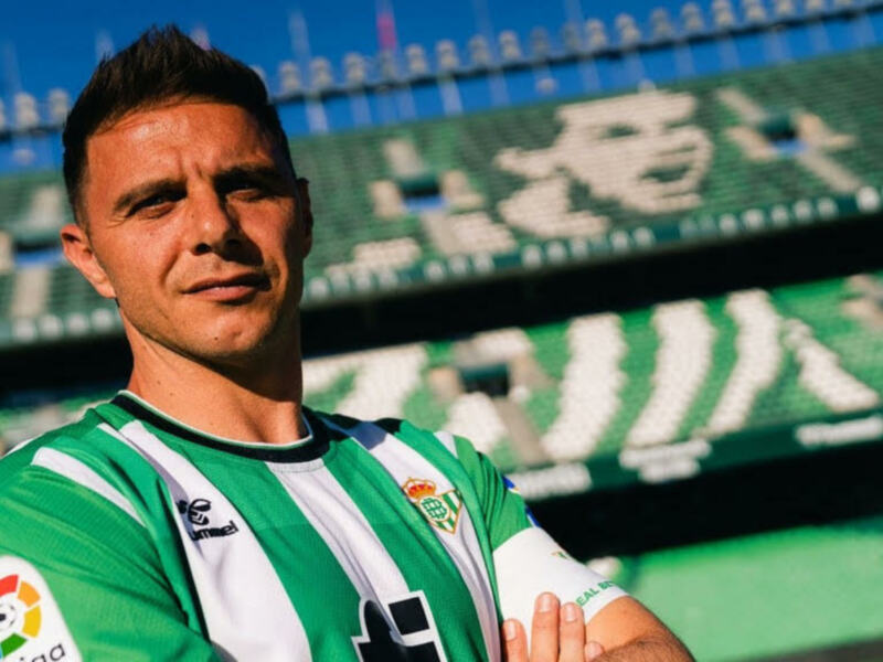 Jugador del Real Betis Balompié en el estadio Benito Villamarín.