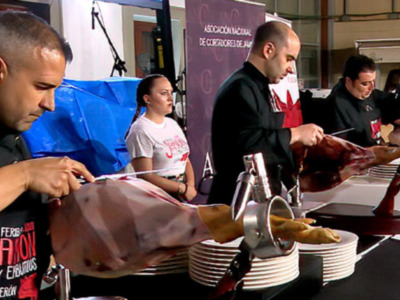 Las fiestas de la Cala del Moral en Málaga, y la Feria del Jamón y Embutidos de Serón (Almería), en "Andalucía de fiesta"