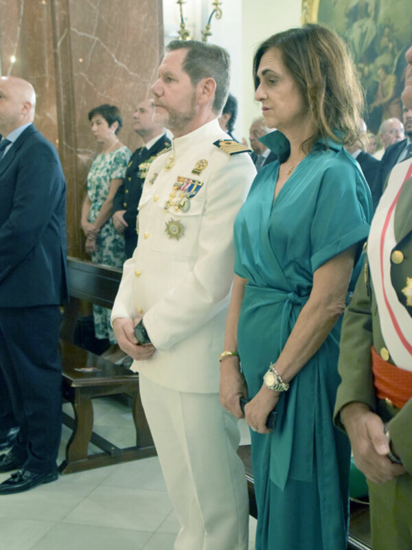 Oficiales militares y civiles en una ceremonia formal.