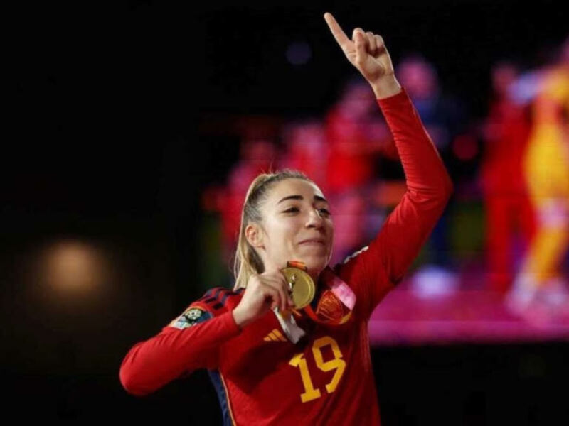 Jugadora española celebrando con una medalla y levantando el puño en el aire.