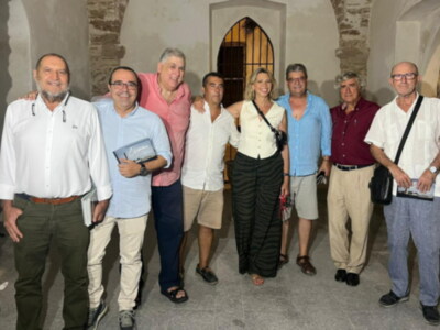 Un gran numero de periodistas deportivos se reunieron en Chipiona para presentar el libro Con el 17…Joaquín que fue todo un  éxito .Video