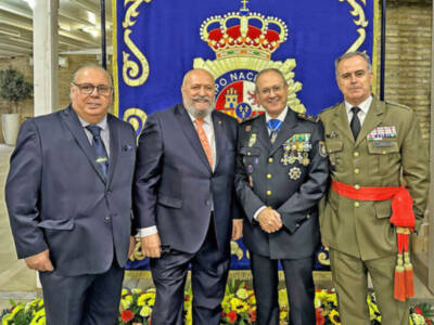 Invitados a la recepción de la Policía Nacional al Ateneo de Triana en la Plaza de San Francisco