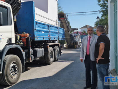 El alcalde de Chipiona supervisa el inicio de los trabajos de reasfaltado de la calle Doctor Gómez Ulla