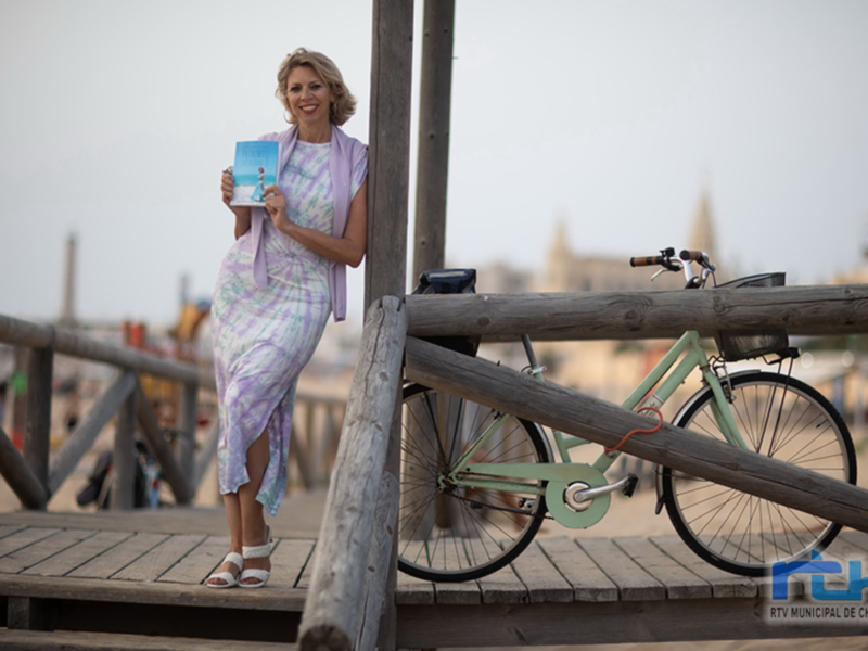 La periodista Marina Bernal lanza su octavo libro ‘Todos los Microrrelatos de Anónimos Infinitos’