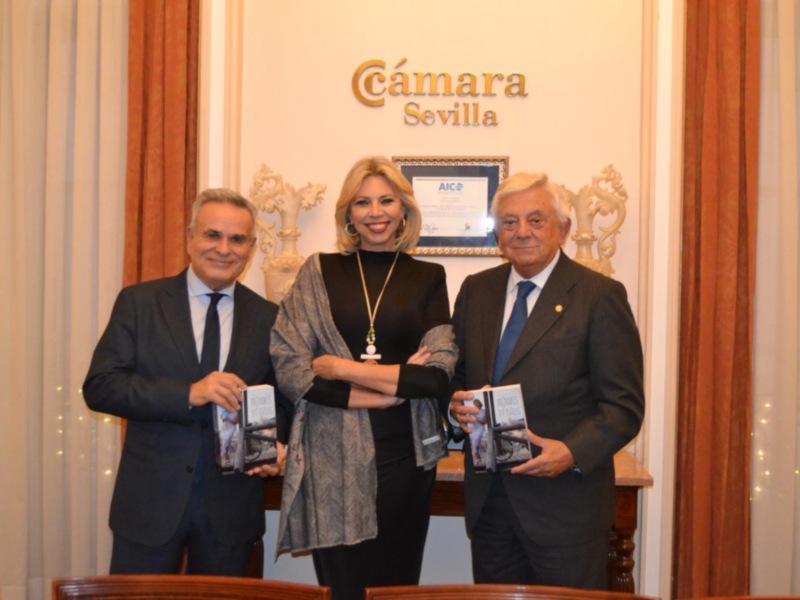 Marina Bernal llenó el salón de la Cámara de Comercio de Sevilla en la Presentación de su octavo libro