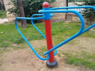 Laura Román informa que los elementos de gimnasia biosaludables ya se encuentran instalados en el Parque Blas Infante tras su restauración