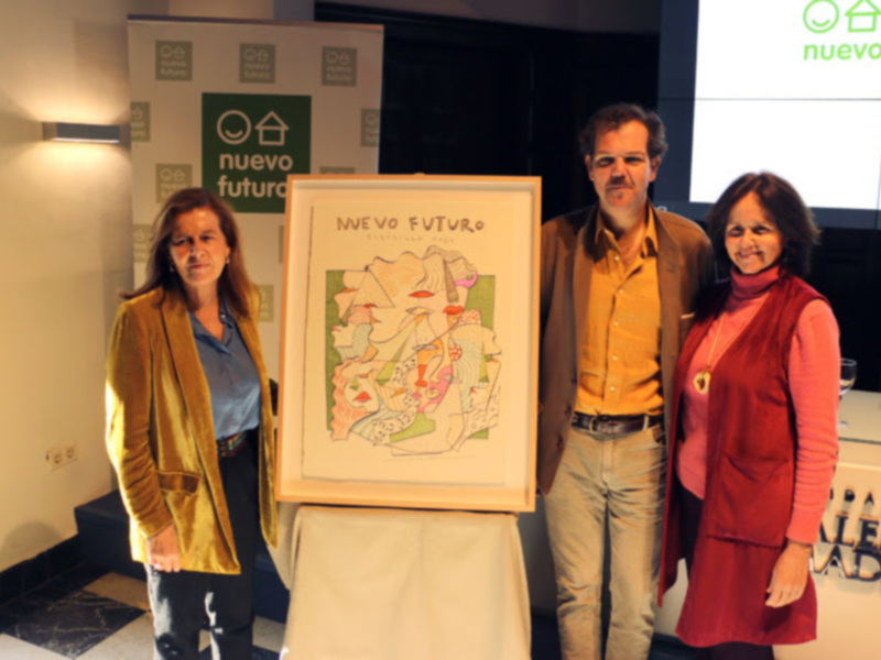 Presentación de 'Nuevo Futuro' junto a un lienzo artístico.