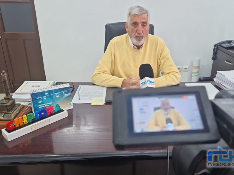 Entrevista en vivo en RTV Municipal de Chipiona, con un entrevistado sentado en una oficina.