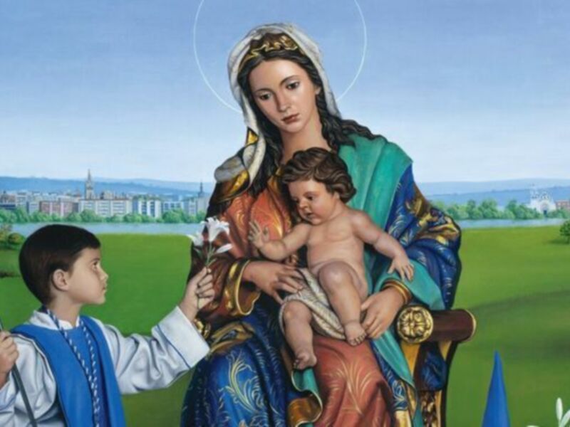 Retrato religioso de la Virgen con el Niño Jesús y un niño moderno en un paisaje urbano.