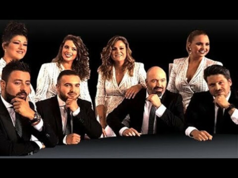 Un grupo de personas vestidas formalmente posa juntos en un ambiente profesional, con expresiones confiadas y posturas seguras.