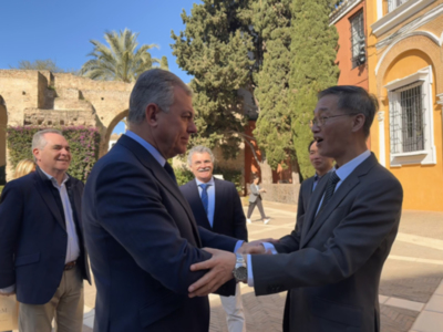 El alcalde hispalense recibe al embajador de China en España