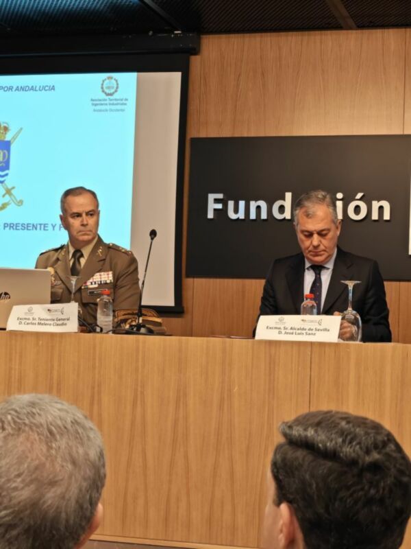 Presentación en Sevilla con el alcalde y el teniente general en una conferencia de prensa.