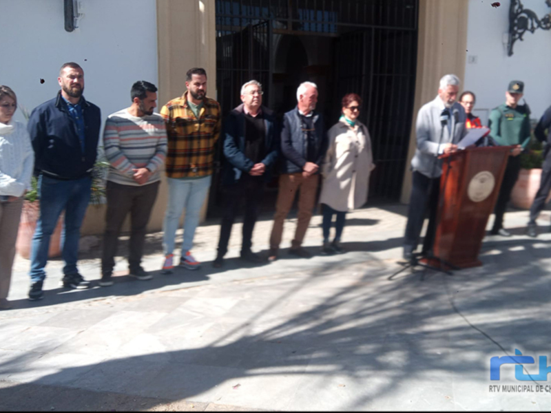 Presentación oficial en Chipiona, con autoridades y ciudadanos en un evento público al aire libre.