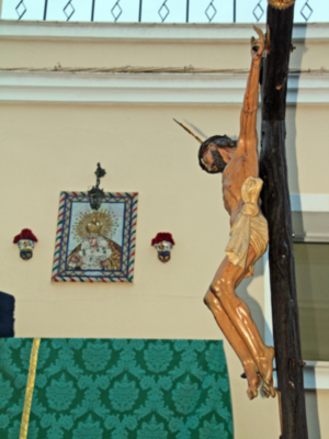 El crucificado de la Vera Cruz de Alcalá del Río en unas andas, con la estampa inusual