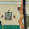 El crucificado de la Vera Cruz de  Alcalá del Río en unas andas, con la estampa inusual
