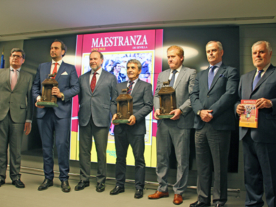 Antes de la entrega de los premios el periodista Carlos Crivell presentó una nueva publicación del anuario Maestranza
