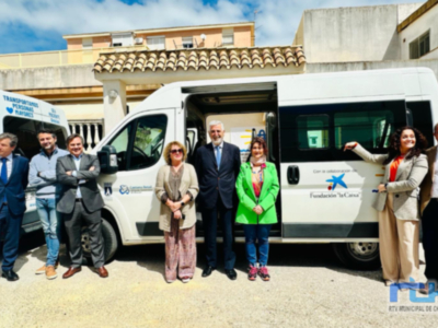 Presentado un nuevo vehículo adaptado de Alzheimer para el traslado de los usuarios y usuarias del centro de día   