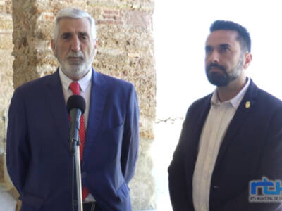 Luis Mario Aparcero y Eduardo Lorenzo informan sobre los preparativos de las playas de Chipiona para la temporada de verano   