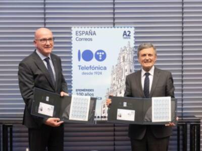 Correos presenta un sello que conmemora el centenario de Telefónica                                