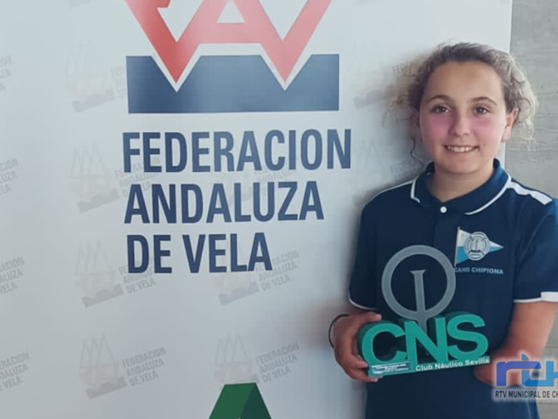 Joven ganadora de premio CNS, Club Náutico Sevilla, en el marco de la Federación Andaluza de Vela.