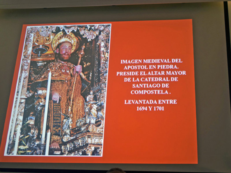 Imaginaria medieval de un santo en piedra, presidiendo el altar mayor de la Catedral de Santiago de Compostela, levantada entre 1694 y 1701.