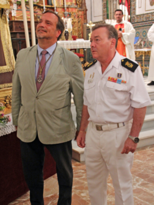 Miembros de la Delegación de la Real Liga Naval Española hicieron entrega de una Bandera nacional a la Virgen del Carmen