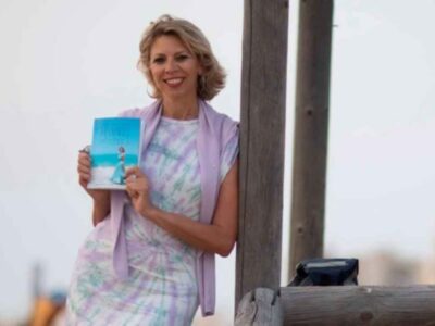 La firma de libros de Marina Bernal en Chipiona en Europa Press y 101 tv a nivel nacional y regional